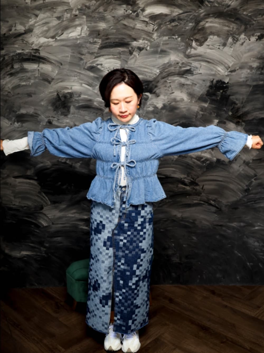 ブルー系のシャツ/ブラウス、ホワイト系のトップス、ブルー系のデニムスカートを着用したレディースの冬コーディネートの3枚目の写真