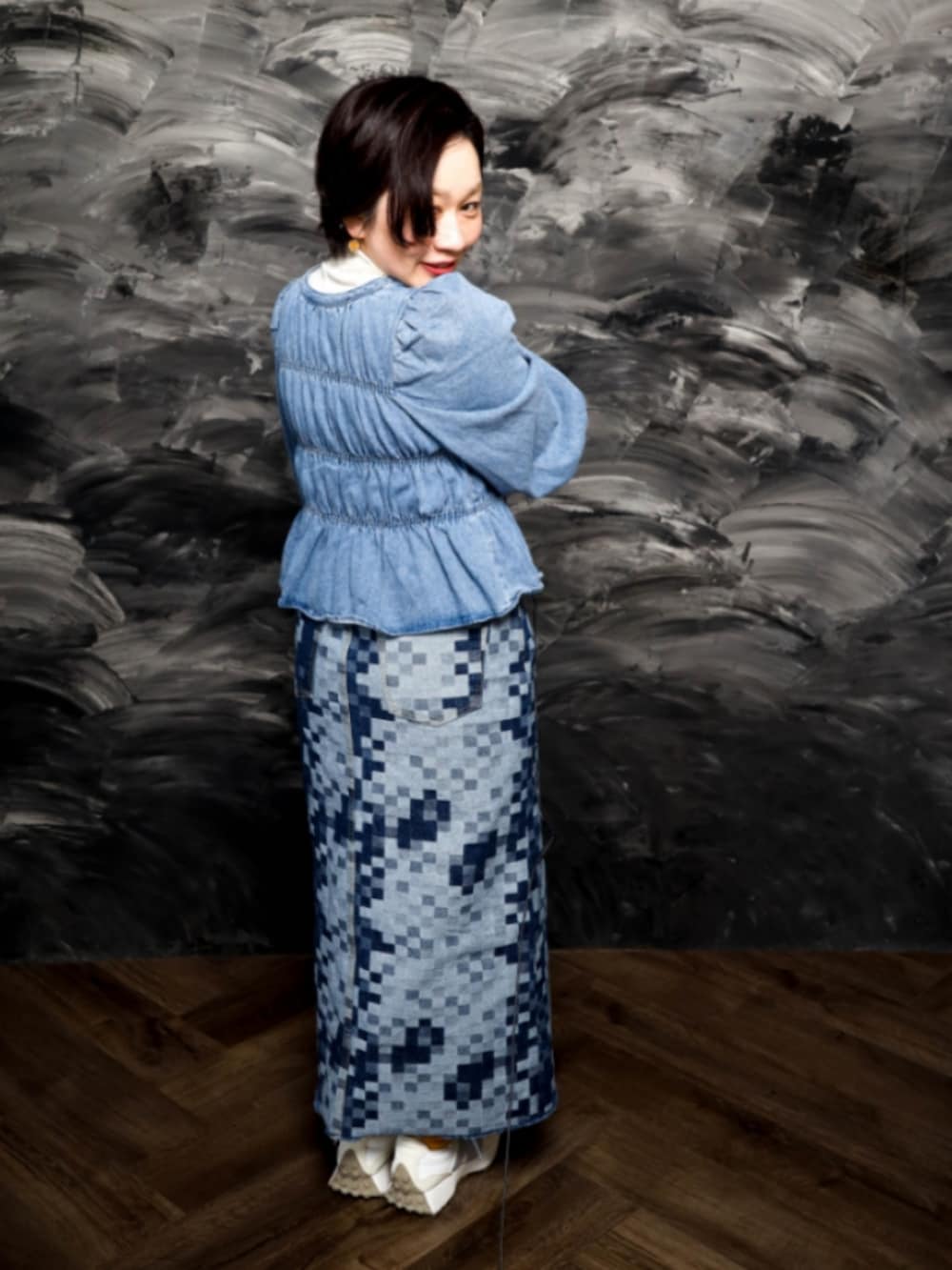 ブルー系のシャツ/ブラウス、ホワイト系のトップス、ブルー系のデニムスカートを着用したレディースの冬コーディネートの2枚目の写真