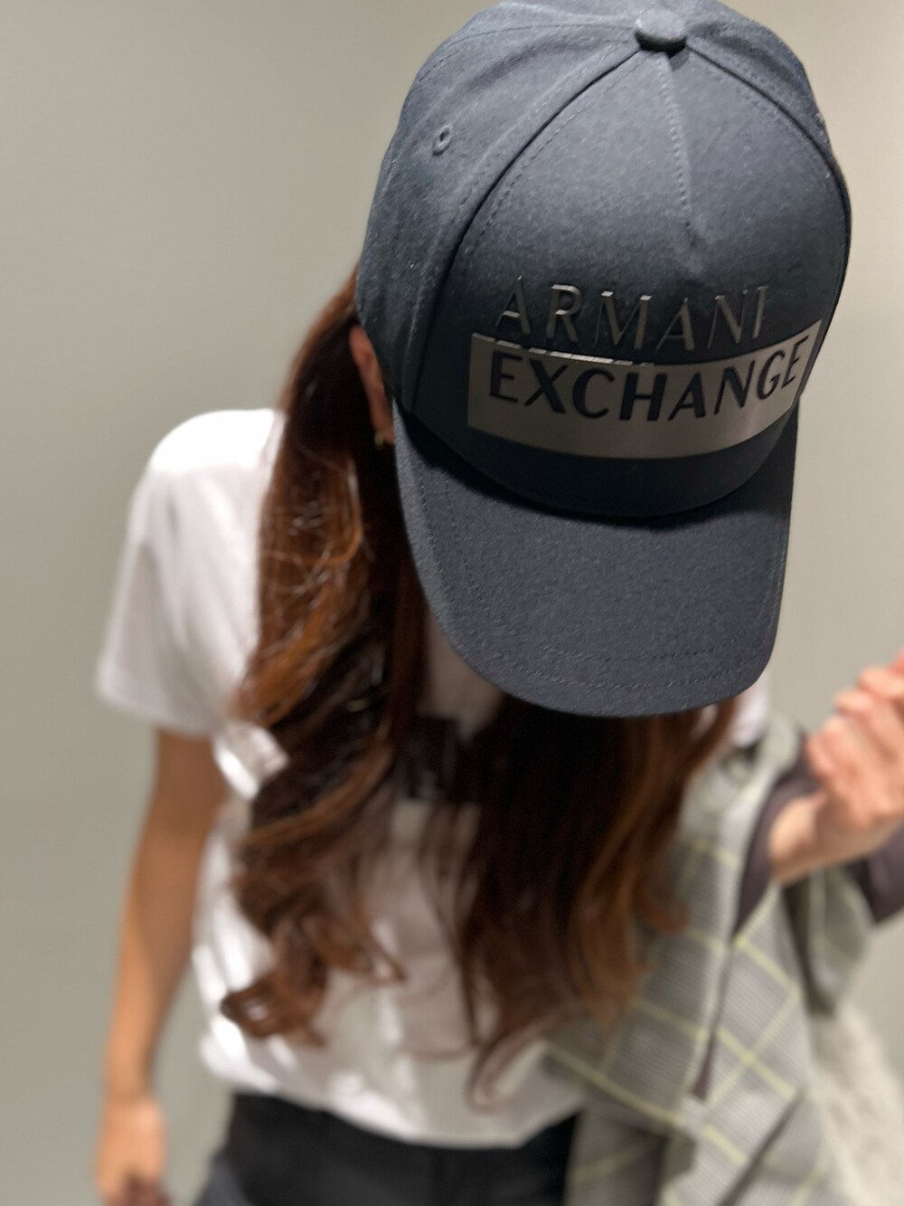 「AXchanger、AXchange、アルマーニエクスチェンジ、大人カジュアル、ストリート、ショートブーツ、レイヤードスタイル、モノトーン、モード、厚底シューズ、チェック、ブーツ、韓国ファッション、ジャケットスタイル、ファーバッグ」|「ARMANI EXCHANGEの【A|X アルマーニ エクスチェンジ】AXロゴ キャップ(キャップ、ブラック系)」を使った、Queen♡さん(レディース・167cm)の秋コーディネートの4枚目の写真