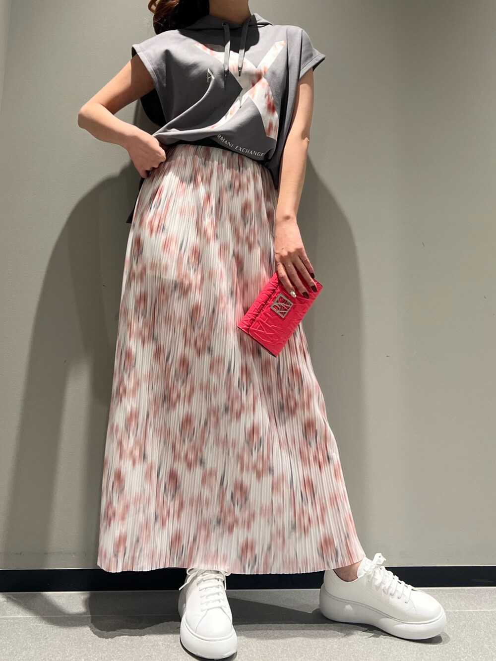 「AXchanger、AXchange、アルマーニエクスチェンジ、armaniexchange、プリーツスカート、パーカー、レイヤードスタイル、スニーカーコーデ、淡色コーデ、花柄、スウェット、春夏コーデ、リラックススタイル、カラーコーデ、高身長女子」|「ARMANI EXCHANGEの【A|X アルマーニ エクスチェンジ】ロゴベルト プリーツミディスカート(スカート、その他)」を使った、Queen♡さん(レディース・167cm)の春コーディネートの2枚目の写真