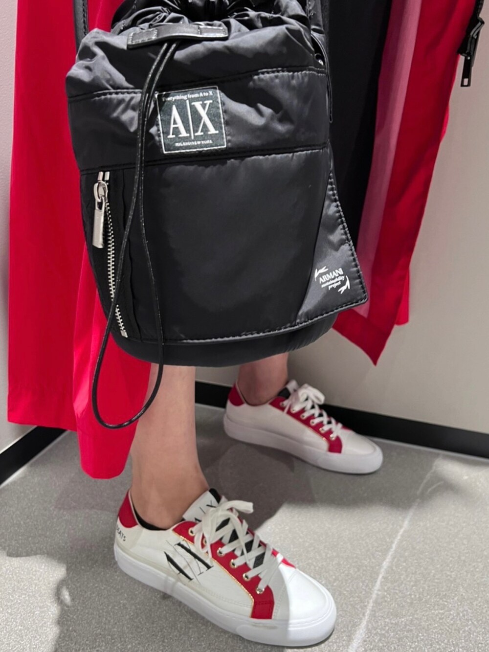 「AXchange、axchange、アルマーニエクスチェンジ、大人カジュアル、ワンピース、きれいめカジュアル、スニーカーコーデ、春夏コーデ、キャップ、ストリート、カジュアルコーデ、ブラック、Tシャツワンピ、オトナカジュアル、リラックススタイル」｜「ARMANI EXCHANGEの【A|Xアルマーニ エクスチェンジ】A|Xロゴ　パネルキャップ（キャップ、ホワイト系）」を使った、Queen♡さん（レディース・167cm）の春コーディネートの5枚目の写真