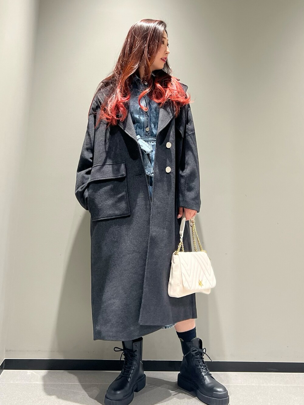 「AXchanger、AXchange、アルマーニエクスチェンジ、armaniexchange、ロングコート、アウター、チェスターコート、冬コーデ、コート、デニム、デニムワンピース、ハンドバッグ、ブーツ、高身長女子、きれいめカジュアル」|「ARMANI EXCHANGEの【A|X アルマーニ エクスチェンジ】デザインポケット チェスターコート(チェスターコート、グレー系)」を使った、Queen♡さん(レディース・167cm)の冬コーディネートの2枚目の写真