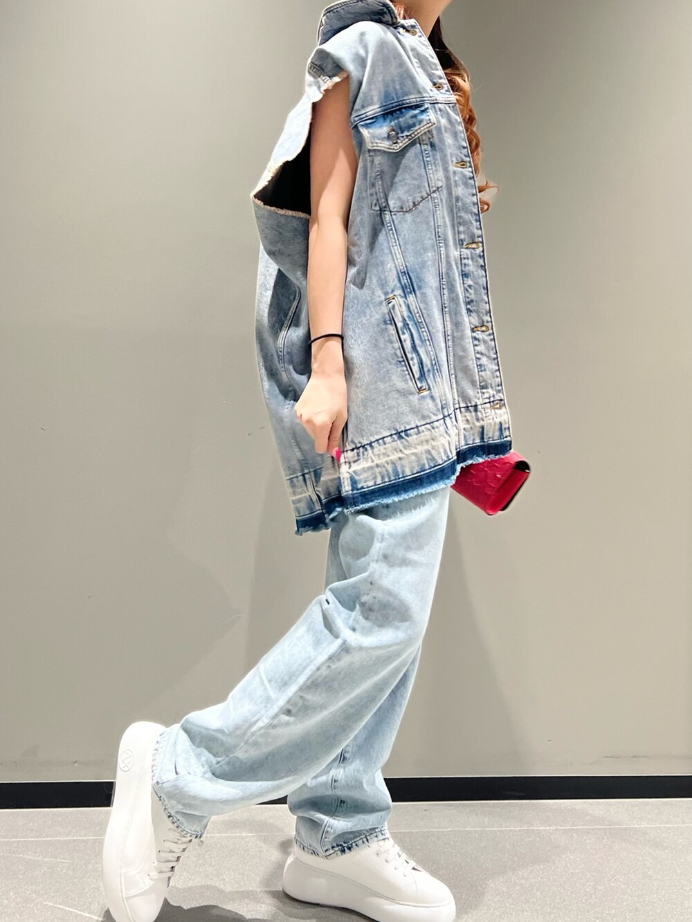 「AXchanger、AXchange、アルマーニエクスチェンジ、armaniexchange、ベストコーデ、デニムジャケット、キャップ、デニム、ビッグシルエット、オーバーサイズ、ストリート、ゆったりコーデ、高身長コーデ、白スニーカー、ハイウエスト」｜「ARMANI EXCHANGEの【A|X アルマーニ エクスチェンジ】オールオーバーロゴ　パネルキャップ（キャップ、ブルー系）」を使った、Queen♡さん（レディース・167cm）の春コーディネートの2枚目の写真