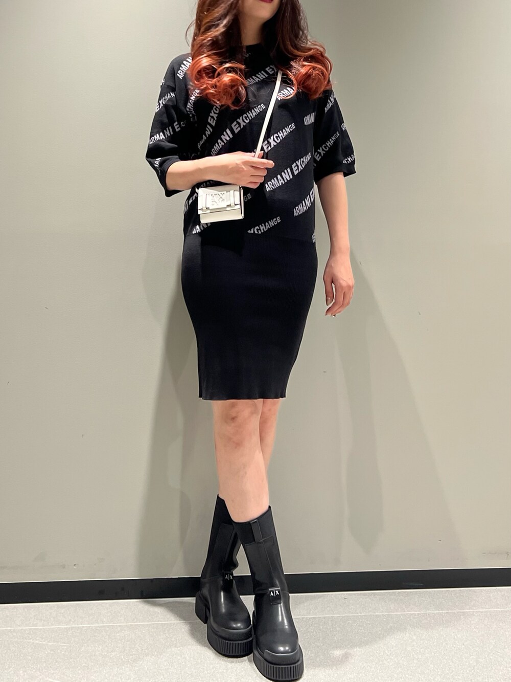 「AXchanger、AXchange、アルマーニエクスチェンジ、armaniexchange、ニット、ニットワンピース、マーメイドスカート、ブーツ、ロゴニット、タイトスカート、デート、ミニバッグ、新作、高身長女子、総柄」｜「ARMANI EXCHANGEの【A|X アルマーニ エクスチェンジ】ウェーブロゴ　裾リブニットワンピース（ワンピース、ブラック系）」を使った、Queen♡さん（レディース・167cm）の冬コーディネートの2枚目の写真