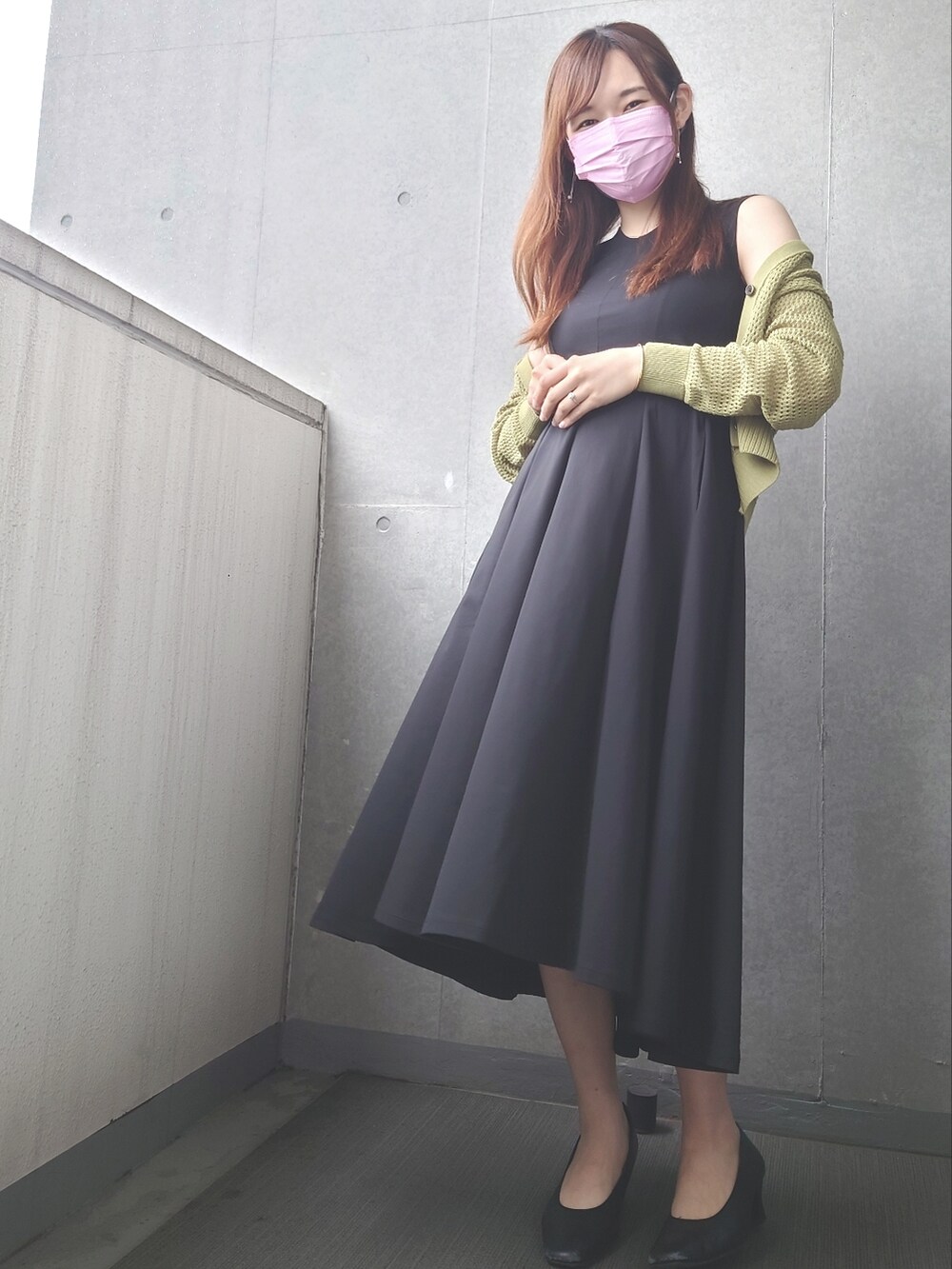 ブラック系のショルダーバッグ、ベージュ系のスニーカー、ベージュ系のスウェットパンツを着用したメンズの春コーディネートの2枚目の写真