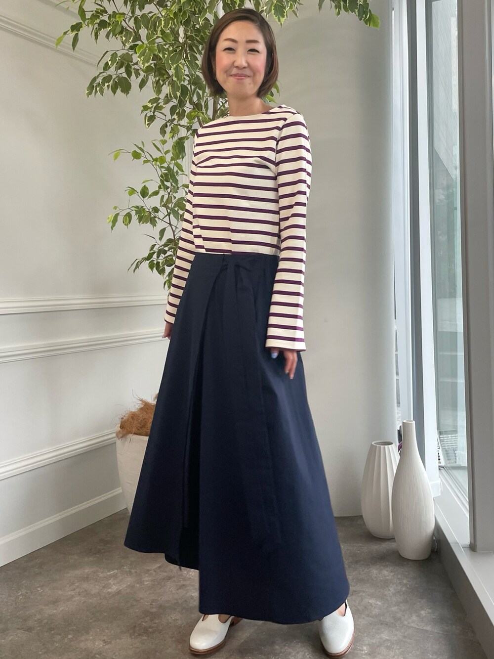 パープル系のTシャツ/カットソー、その他のスカート、パープル系のTシャツ/カットソーを着用したメンズの秋コーディネートの4枚目の写真