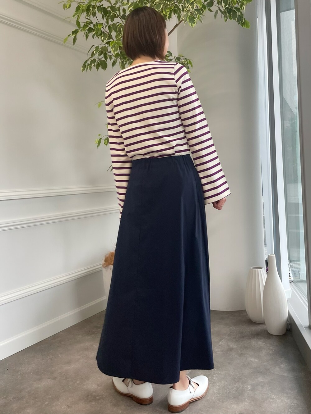 パープル系のTシャツ/カットソー、その他のスカート、パープル系のTシャツ/カットソーを着用したメンズの秋コーディネートの3枚目の写真