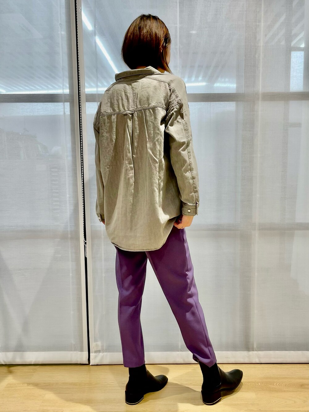 グレー系のシャツ/ブラウス、パープル系のパンツ、パープル系のその他パンツを着用したレディースの秋コーディネートの3枚目の写真
