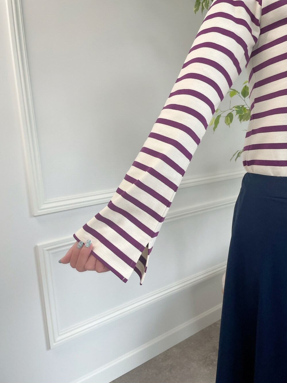 パープル系のTシャツ/カットソー、その他のスカート、パープル系のTシャツ/カットソーを着用したメンズの秋コーディネートの5枚目の写真