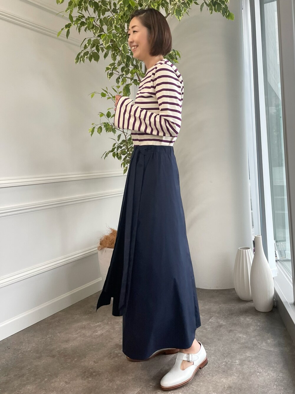 パープル系のTシャツ/カットソー、その他のスカート、パープル系のTシャツ/カットソーを着用したメンズの秋コーディネートの2枚目の写真