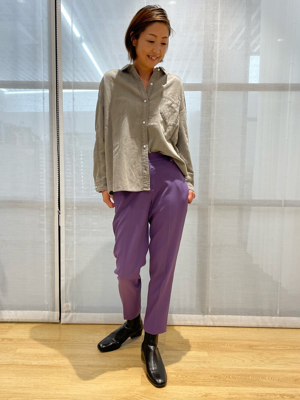 グレー系のシャツ/ブラウス、パープル系のパンツ、パープル系のその他パンツを着用したレディースの秋コーディネートの2枚目の写真