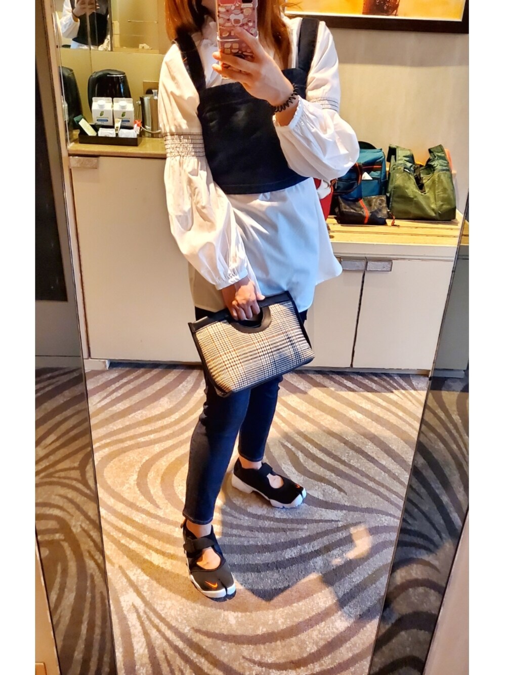 「white、白い、友達、causal、夏コーデ、サンダル、シンプルコーデ、お出かけコーデ、おしゃれさんと繋がりたい、ootd」｜「NIKEのアイテム（サンダル、ブラック系）」を使った、Joeyさん（レディース・137cm）の夏コーディネートの2枚目の写真