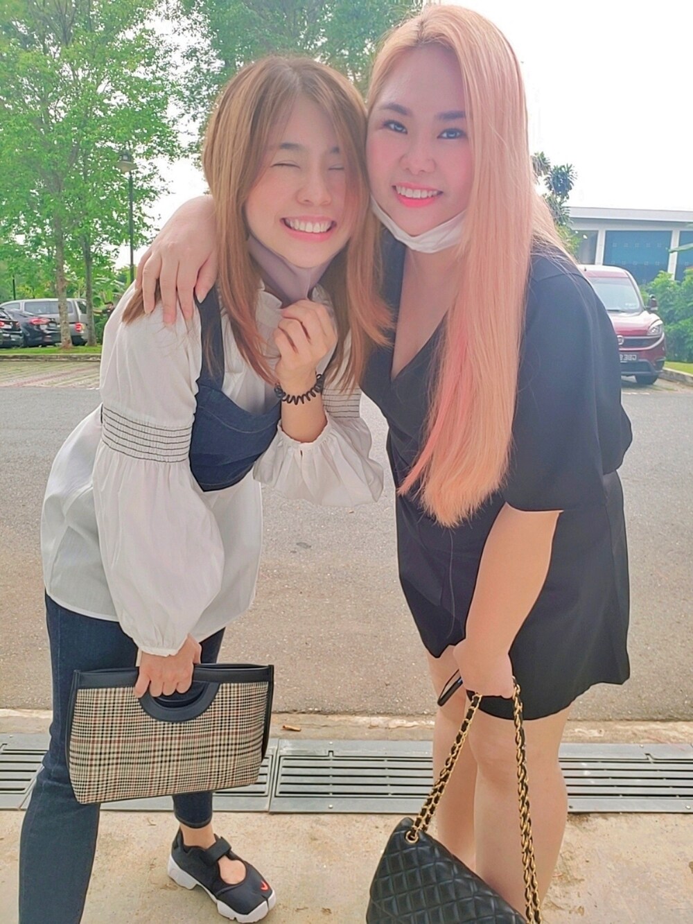 「white、白い、友達、causal、夏コーデ、サンダル、シンプルコーデ、お出かけコーデ、おしゃれさんと繋がりたい、ootd」｜「NIKEのアイテム（サンダル、ブラック系）」を使った、Joeyさん（レディース・137cm）の夏コーディネートの5枚目の写真