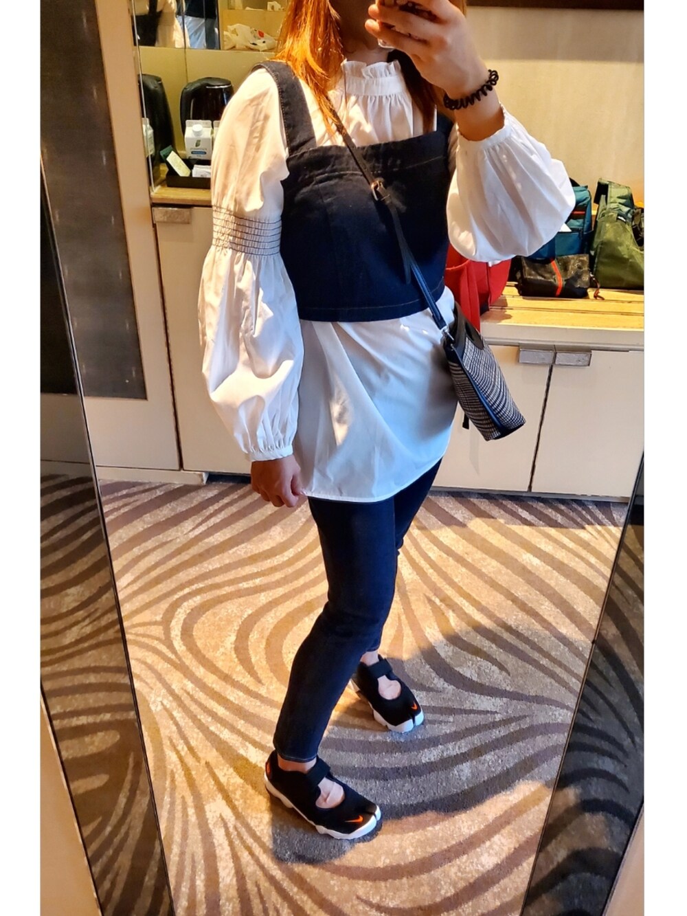 「white、白い、友達、causal、夏コーデ、サンダル、シンプルコーデ、お出かけコーデ、おしゃれさんと繋がりたい、ootd」｜「NIKEのアイテム（サンダル、ブラック系）」を使った、Joeyさん（レディース・137cm）の夏コーディネートの3枚目の写真