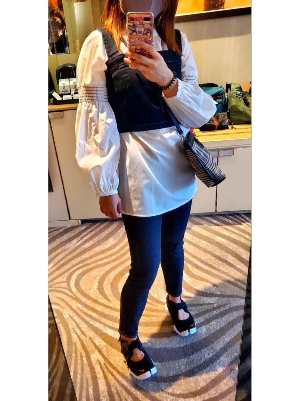 「white、白い、友達、causal、夏コーデ、サンダル、シンプルコーデ、お出かけコーデ、おしゃれさんと繋がりたい、ootd」｜「NIKEのアイテム（サンダル、ブラック系）」を使った、Joeyさん（レディース・137cm）の夏コーディネートの4枚目の写真
