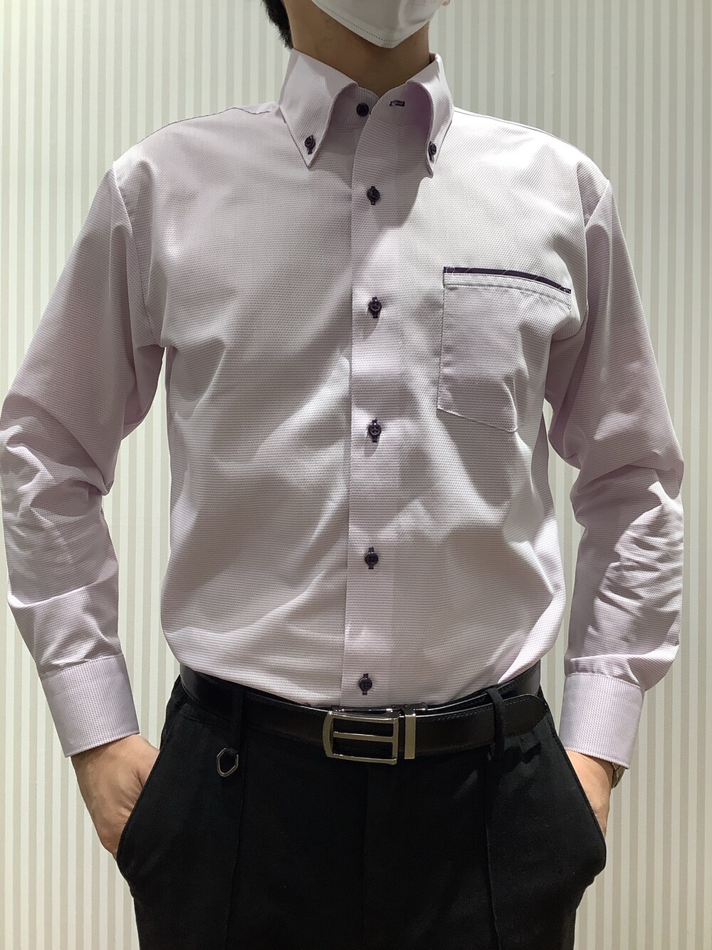 パープル系のビジネスシャツ、ブルー系のベストを着用したメンズの秋コーディネートの3枚目の写真