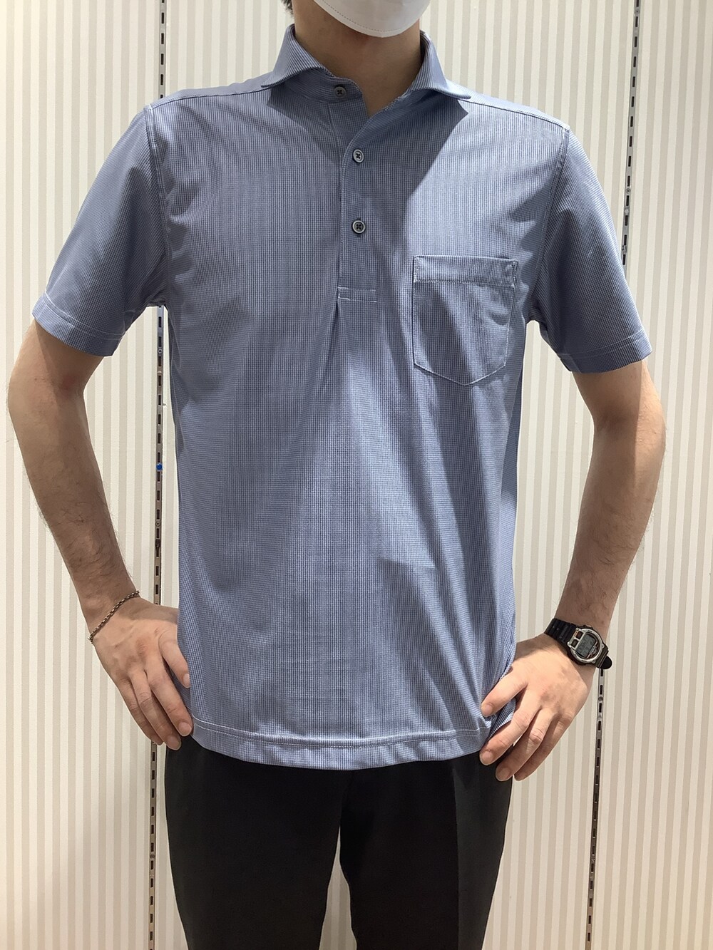 ブルー系のポロシャツを着用したメンズの夏コーディネートの2枚目の写真