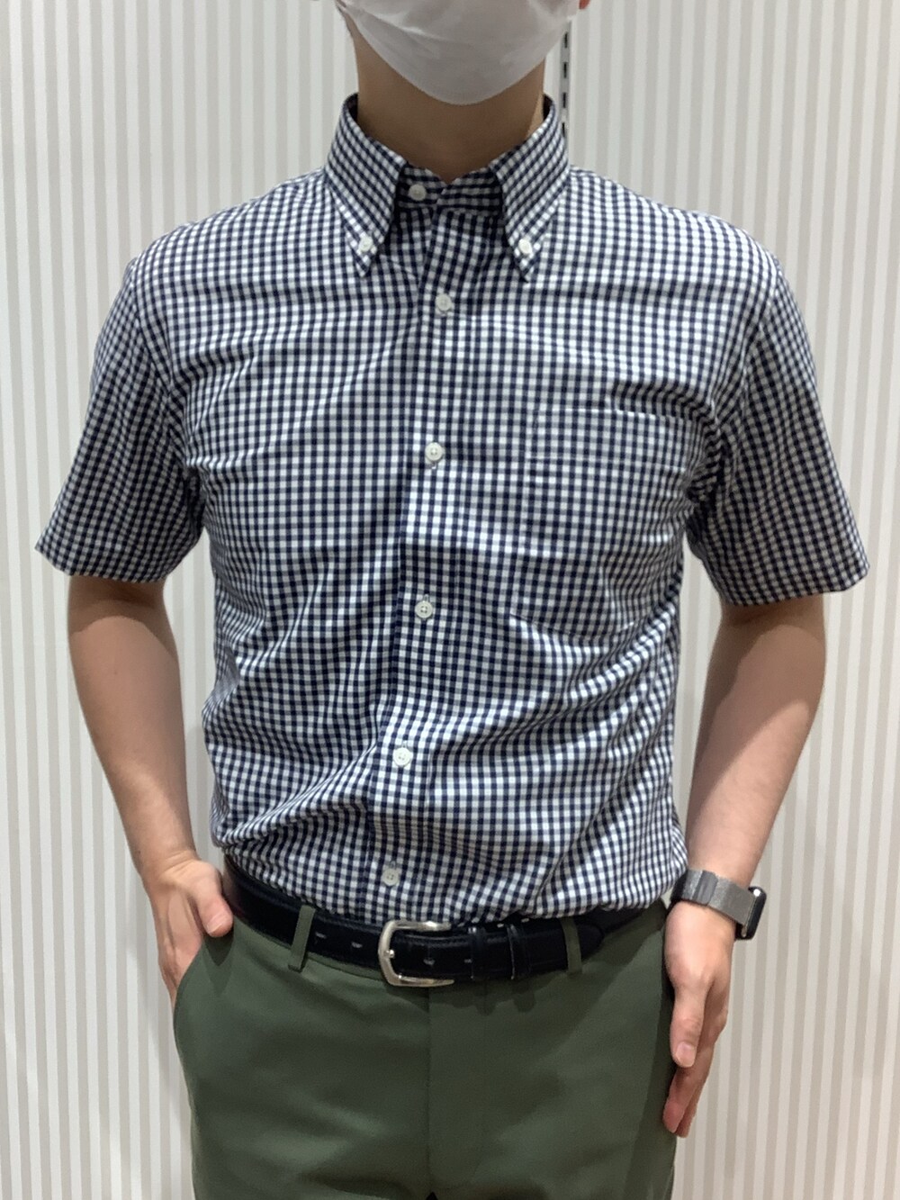 ブルー系のビジネスシャツを着用したメンズの夏コーディネートの2枚目の写真