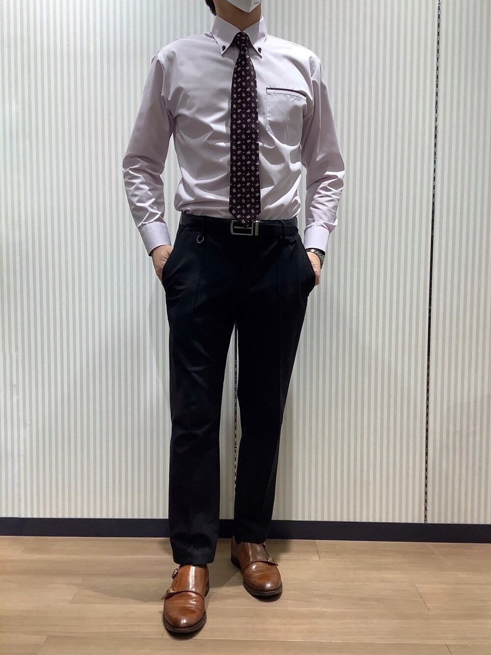 パープル系のビジネスシャツ、ブルー系のベストを着用したメンズの秋コーディネートの2枚目の写真