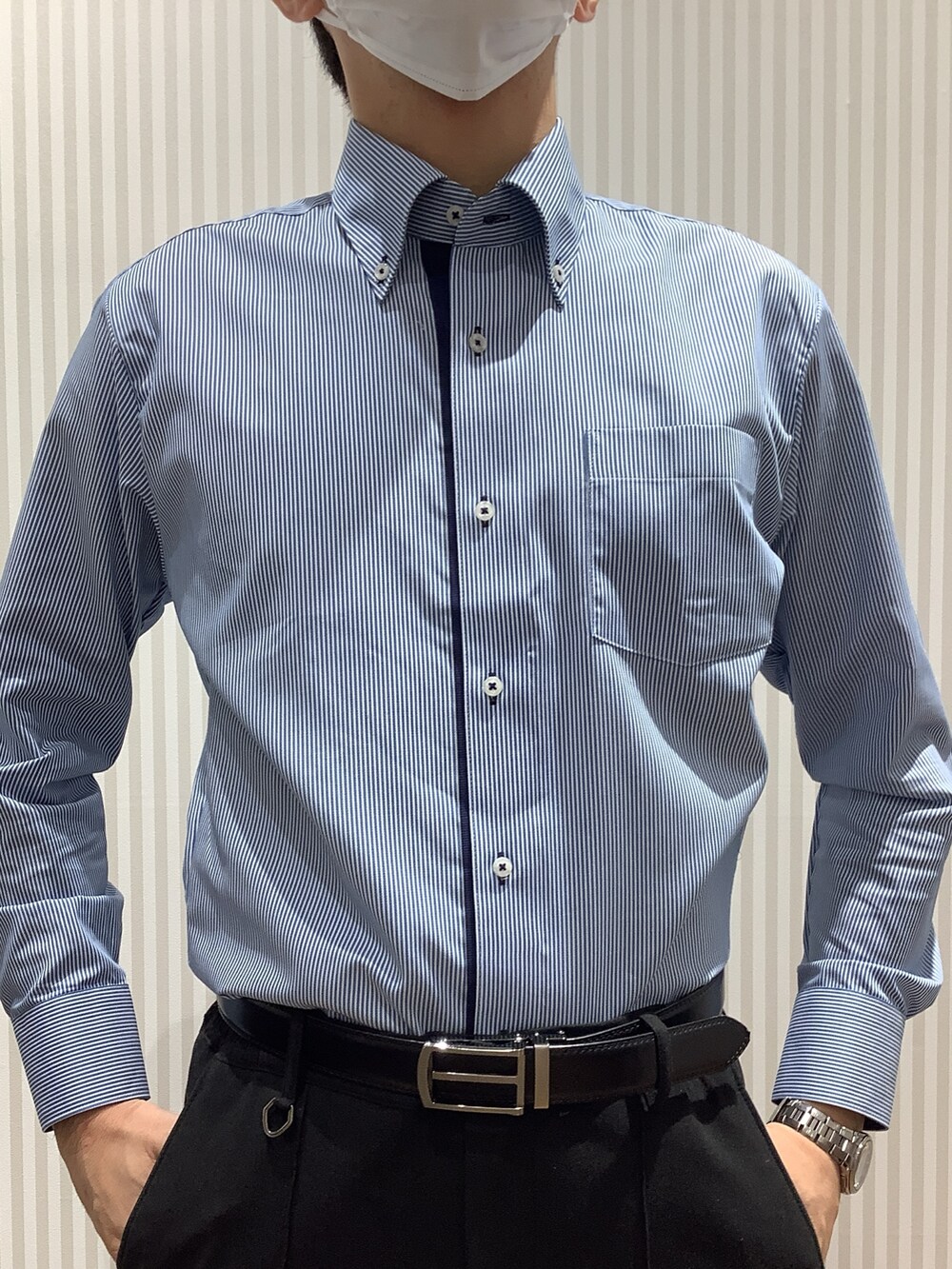 ブルー系のビジネスシャツ、ブルー系のベストを着用したメンズの秋コーディネートの3枚目の写真