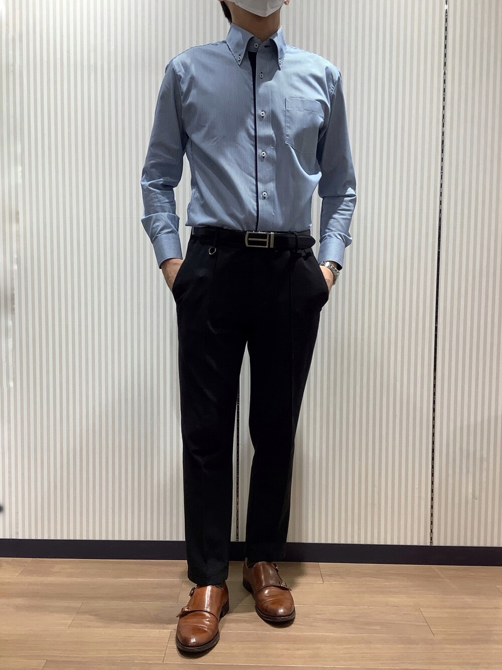 ブルー系のビジネスシャツ、ブルー系のベストを着用したメンズの秋コーディネートの2枚目の写真