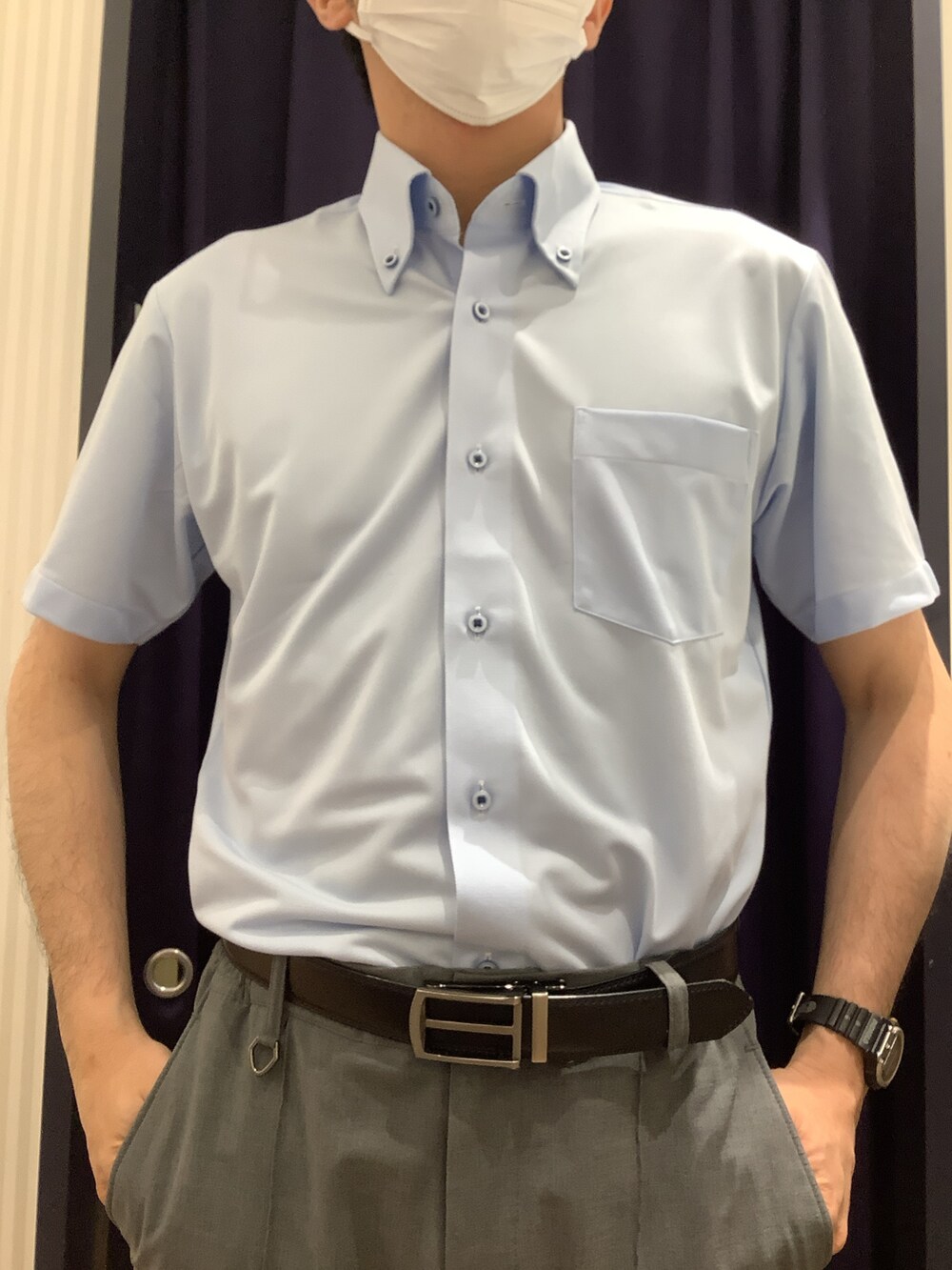 ブルー系のビジネスシャツを着用したメンズの夏コーディネートの2枚目の写真