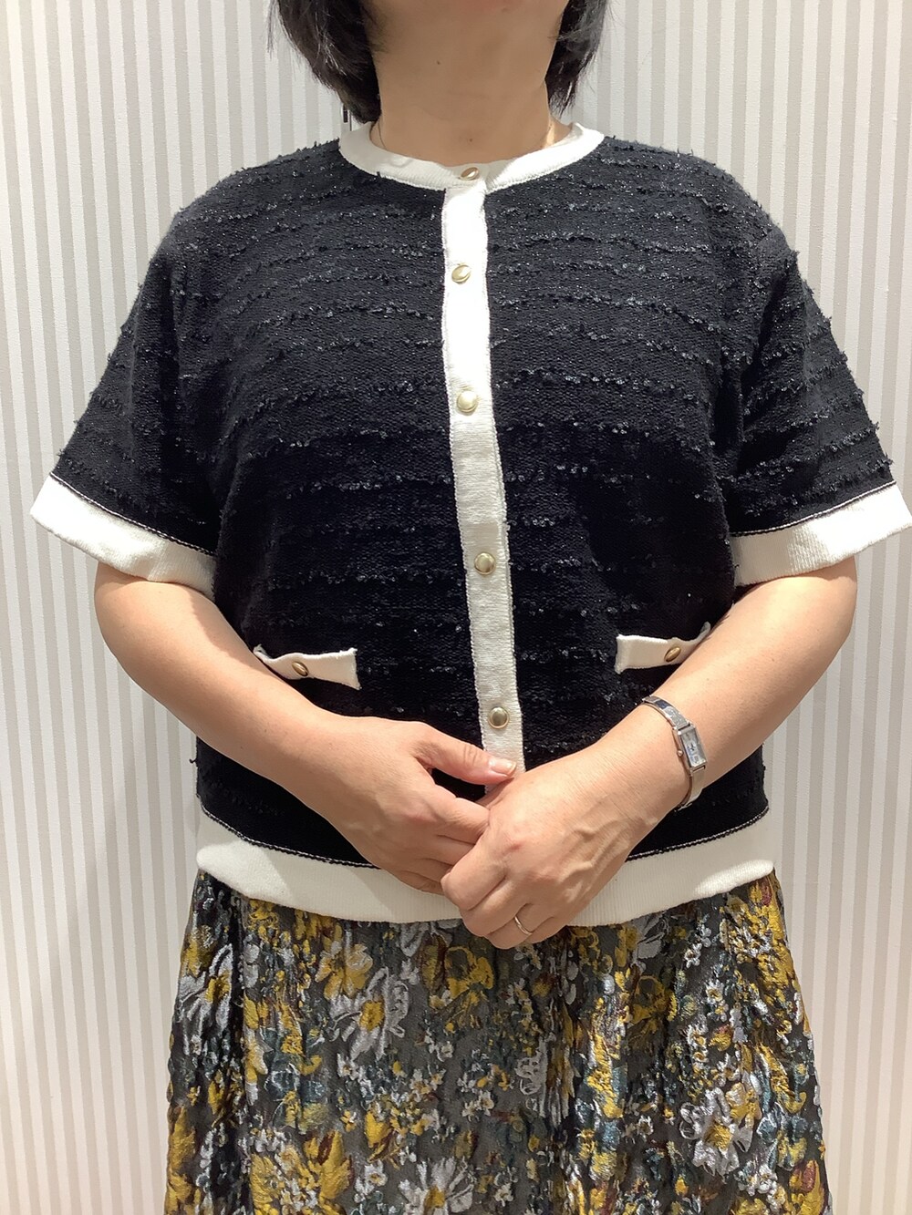 ブラック系のニット/セーターを着用したレディースの夏コーディネートの2枚目の写真