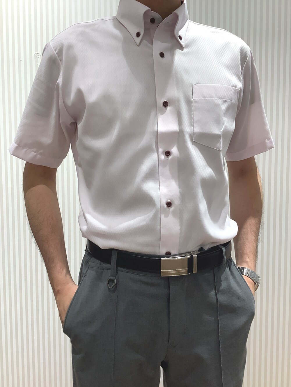 ピンク系のビジネスシャツを着用したメンズの夏コーディネートの2枚目の写真