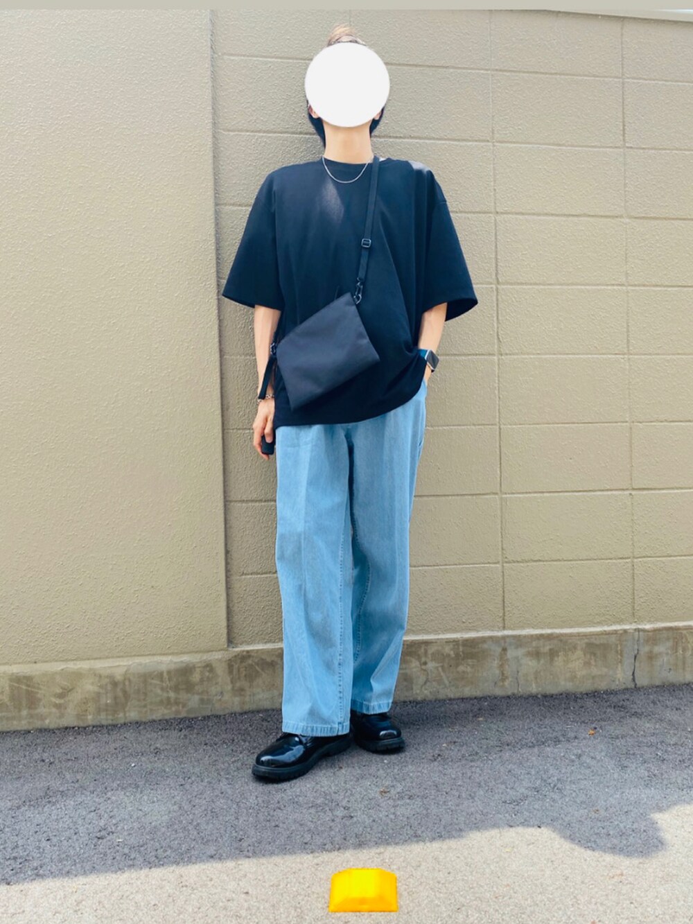 ブルー系のデニムパンツ、その他のドレスシューズ、ブラック系のボディバッグ/ウエストポーチを着用したメンズの夏コーディネートの4枚目の写真