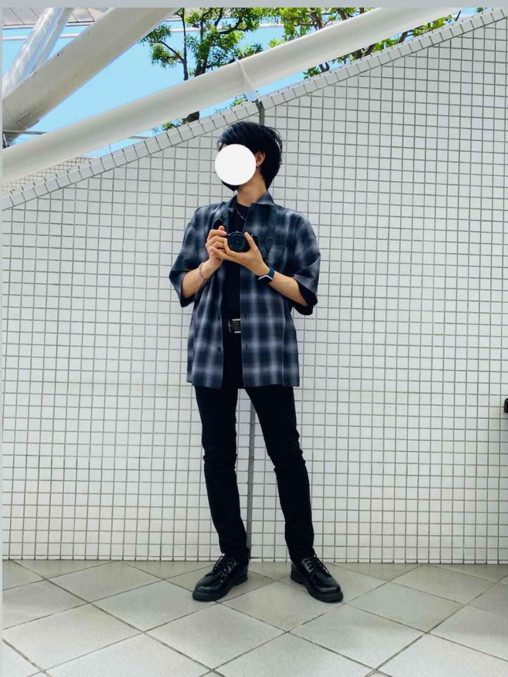 ブラック系のその他パンツ、ブラック系のシャツ/ブラウス、その他のドレスシューズを着用したメンズの夏コーディネートの2枚目の写真