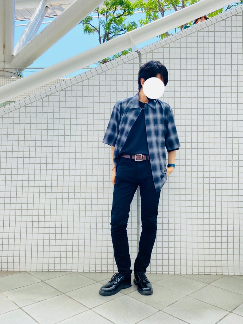 ブラック系のその他パンツ、ブラック系のシャツ/ブラウス、その他のドレスシューズを着用したメンズの夏コーディネートの4枚目の写真