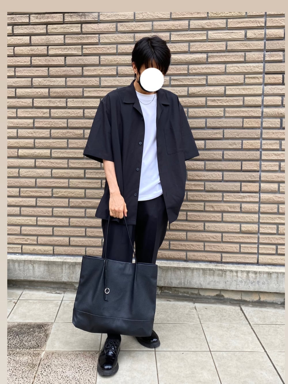 ブラック系のシャツ/ブラウス、ブラック系のスラックス、その他のドレスシューズを着用したメンズの夏コーディネートの2枚目の写真