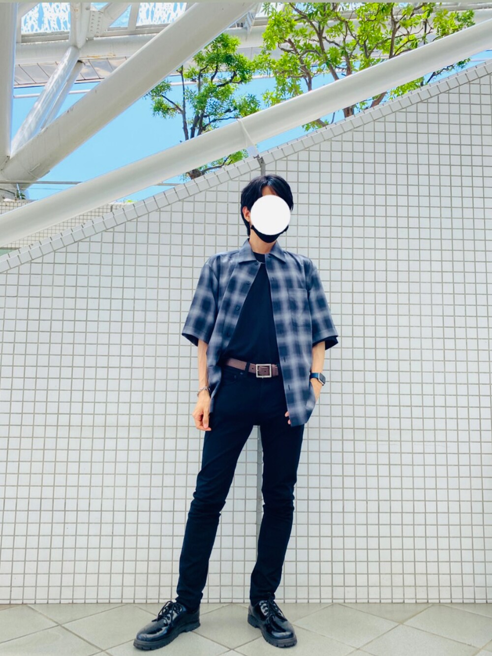 ブラック系のその他パンツ、ブラック系のシャツ/ブラウス、その他のドレスシューズを着用したメンズの夏コーディネートの3枚目の写真