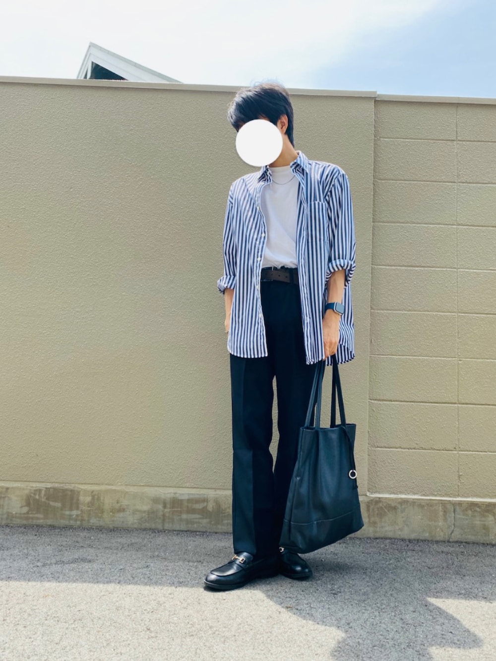 ブラック系のトートバッグ、ブルー系のシャツ/ブラウス、ブラック系のスラックスを着用したメンズの夏コーディネートの2枚目の写真