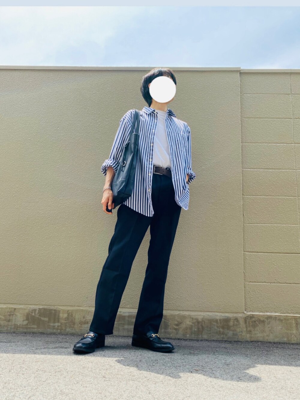 ブラック系のトートバッグ、ブルー系のシャツ/ブラウス、ブラック系のスラックスを着用したメンズの夏コーディネートの3枚目の写真