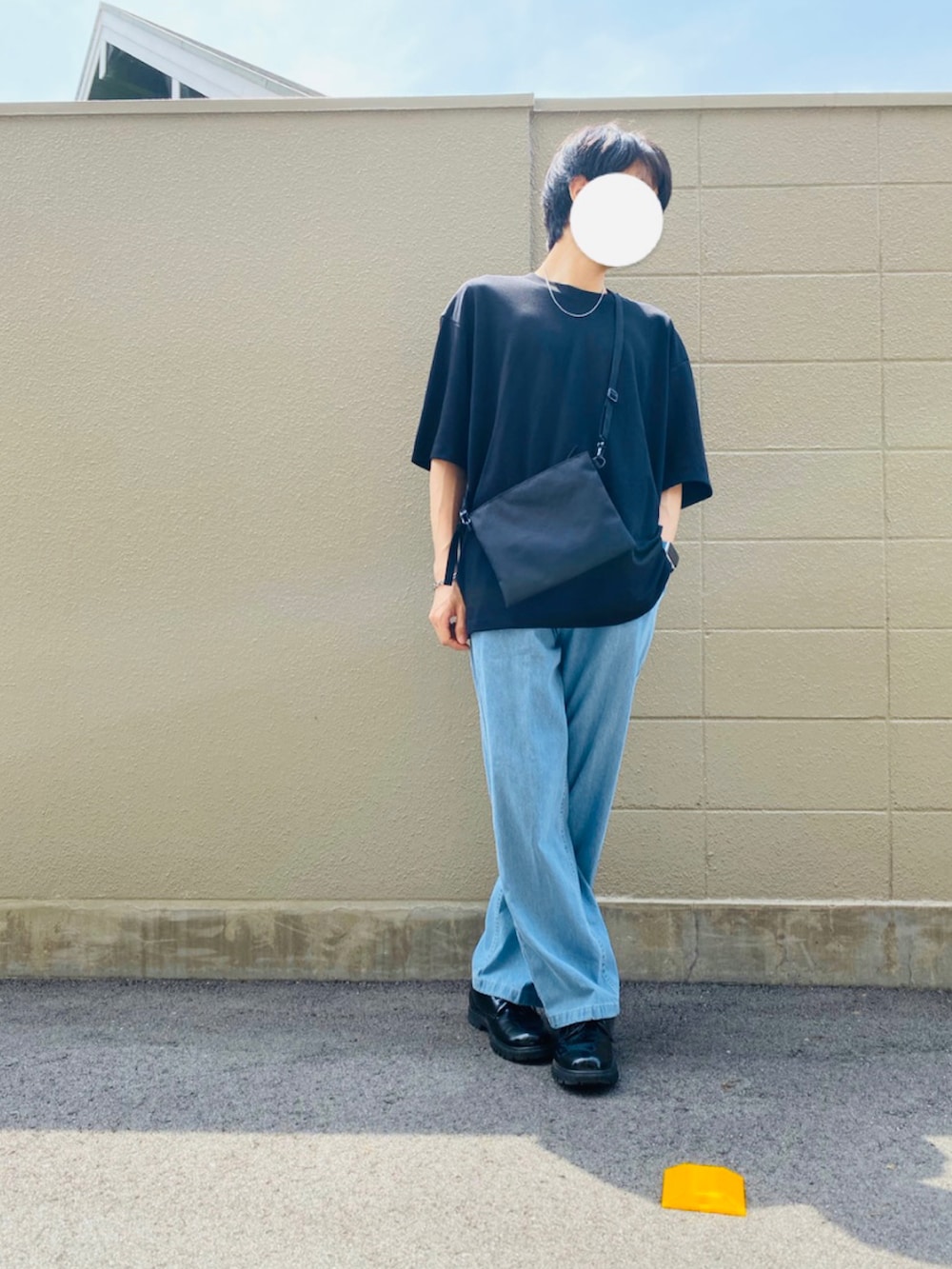 ブルー系のデニムパンツ、その他のドレスシューズ、ブラック系のボディバッグ/ウエストポーチを着用したメンズの夏コーディネートの3枚目の写真