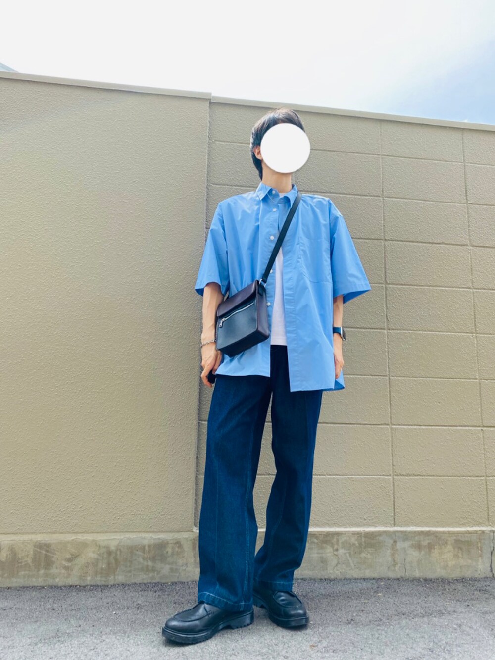 ブルー系のシャツ/ブラウス、ブラック系のショルダーバッグ、ブラック系のドレスシューズを着用したメンズの夏コーディネートの2枚目の写真