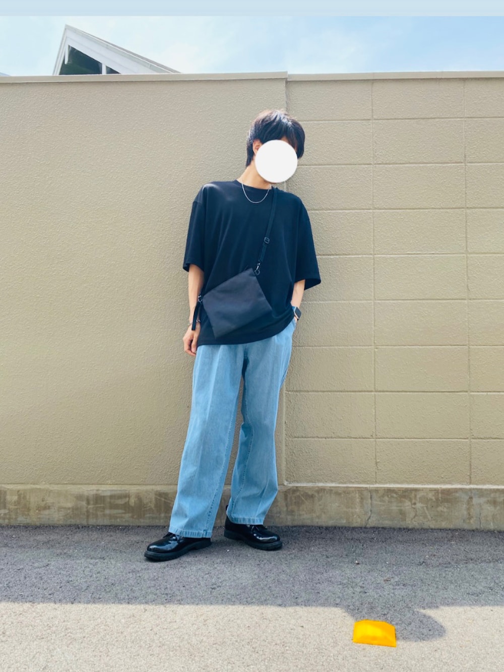 ブルー系のデニムパンツ、その他のドレスシューズ、ブラック系のボディバッグ/ウエストポーチを着用したメンズの夏コーディネートの2枚目の写真