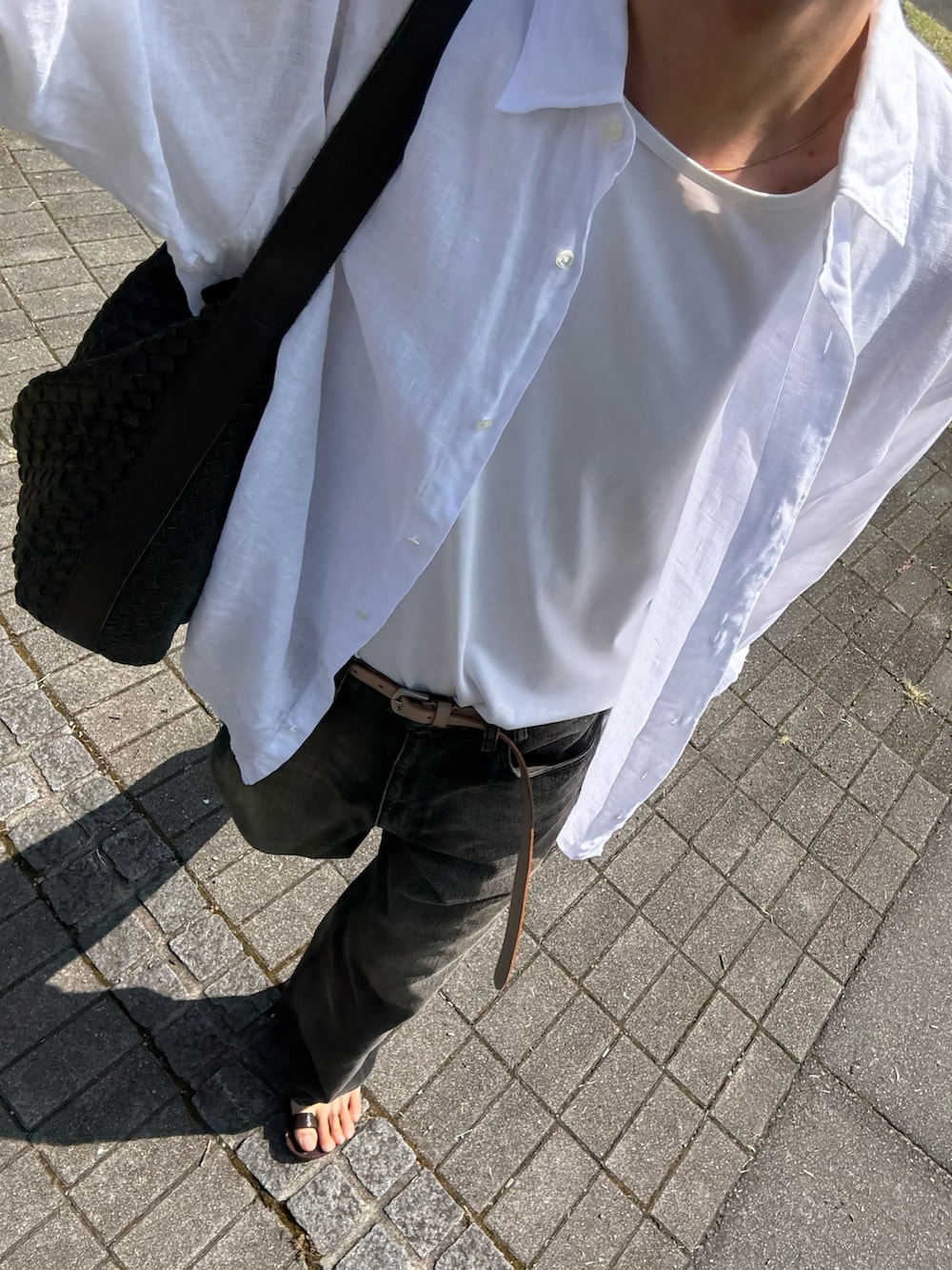 ホワイト系のシャツ/ブラウス、ホワイト系のタンクトップ、ブラック系のデニムパンツを着用したメンズの夏コーディネートの2枚目の写真