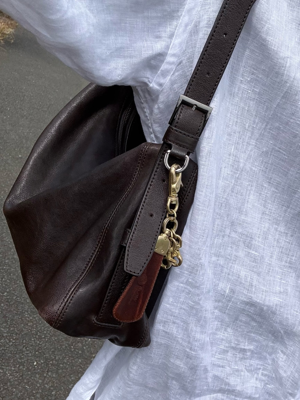 ホワイト系のシャツ/ブラウス、ブラック系のサンダル、ブラウン系のタンクトップを着用したメンズの夏コーディネートの3枚目の写真