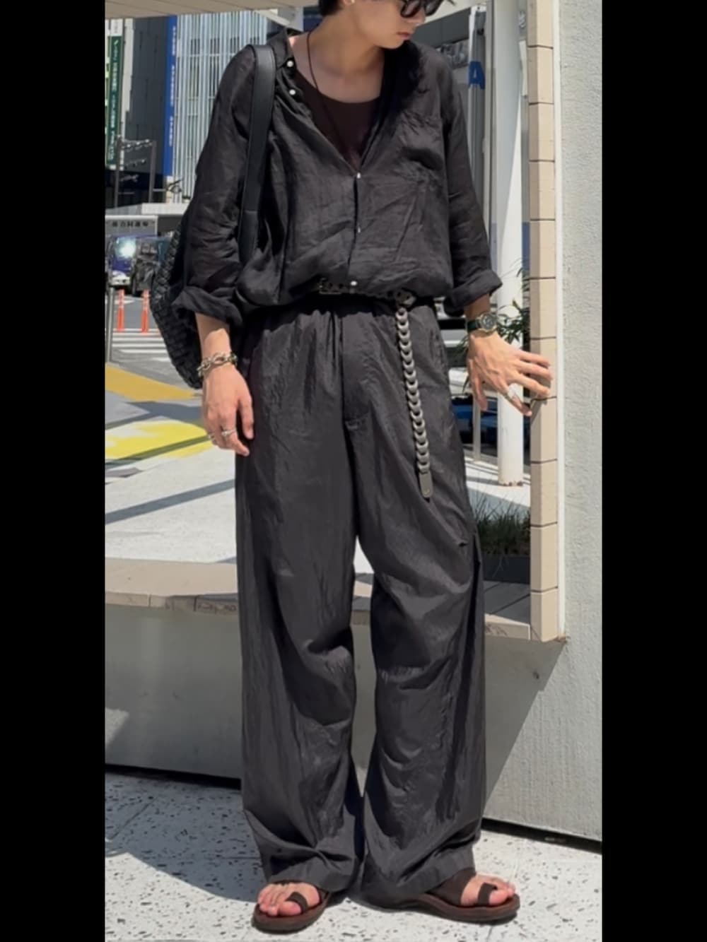ブラック系のシャツ/ブラウス、ブラック系のその他パンツ、ブラウン系のサンダルを着用したメンズの秋コーディネートの3枚目の写真
