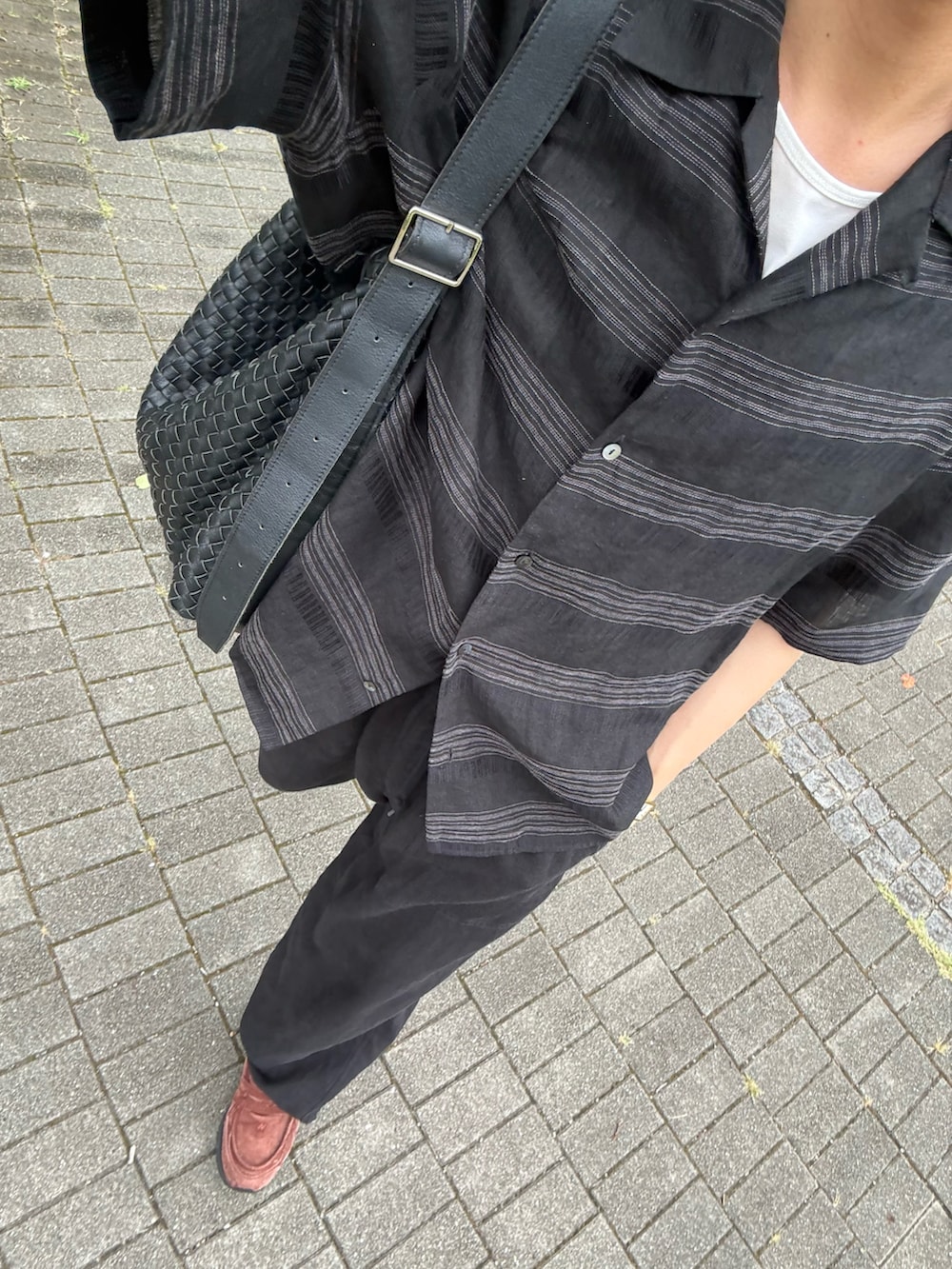 ブラック系のシャツ/ブラウス、ブラック系のその他パンツ、ブラウン系のスニーカーを着用したメンズの夏コーディネートの2枚目の写真