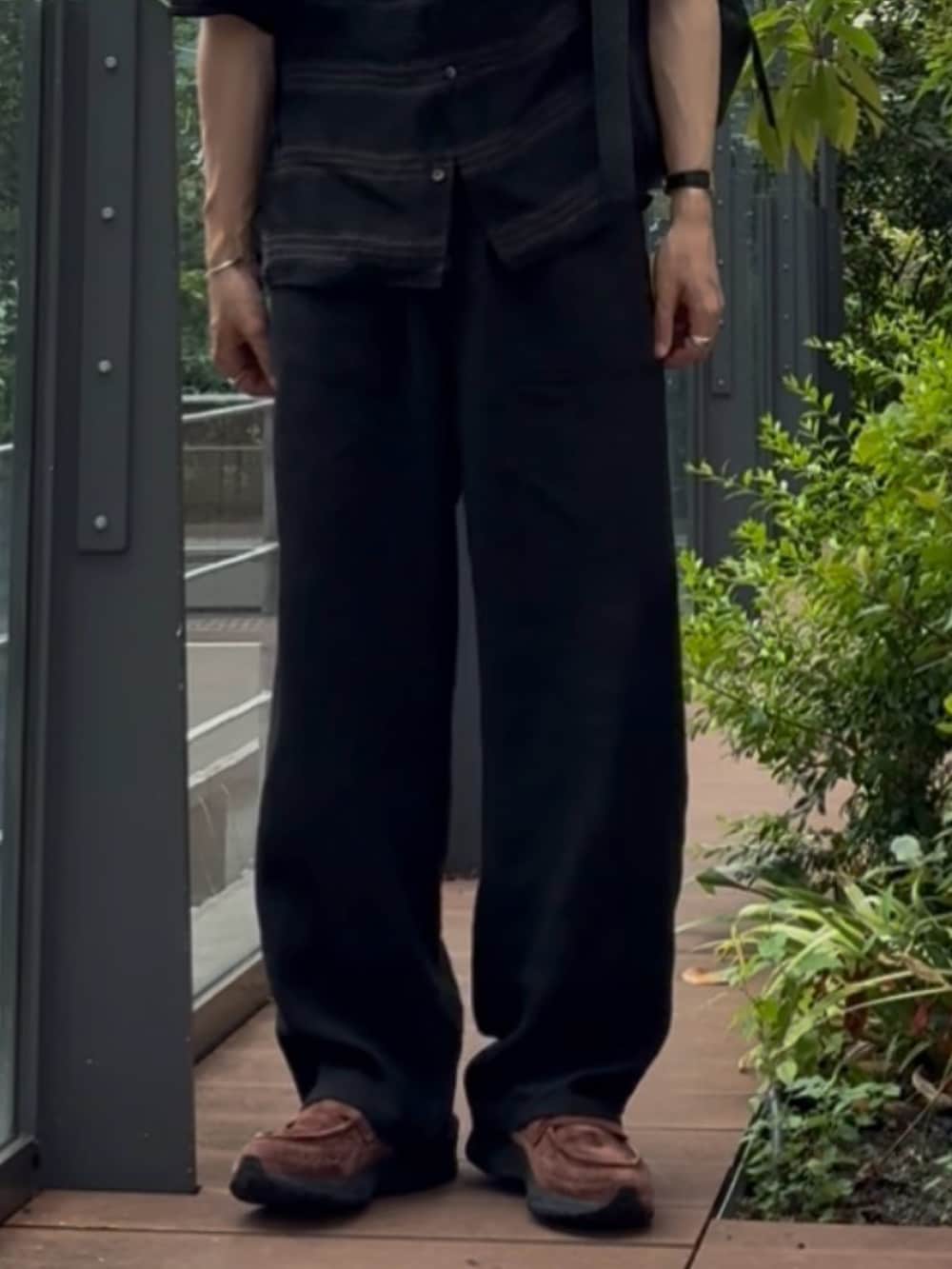 ブラック系のシャツ/ブラウス、ブラック系のその他パンツ、ブラウン系のスニーカーを着用したメンズの夏コーディネートの4枚目の写真