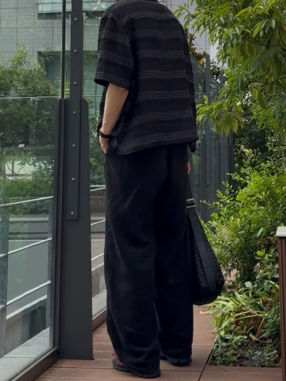 ブラック系のシャツ/ブラウス、ブラック系のその他パンツ、ブラウン系のスニーカーを着用したメンズの夏コーディネートの3枚目の写真