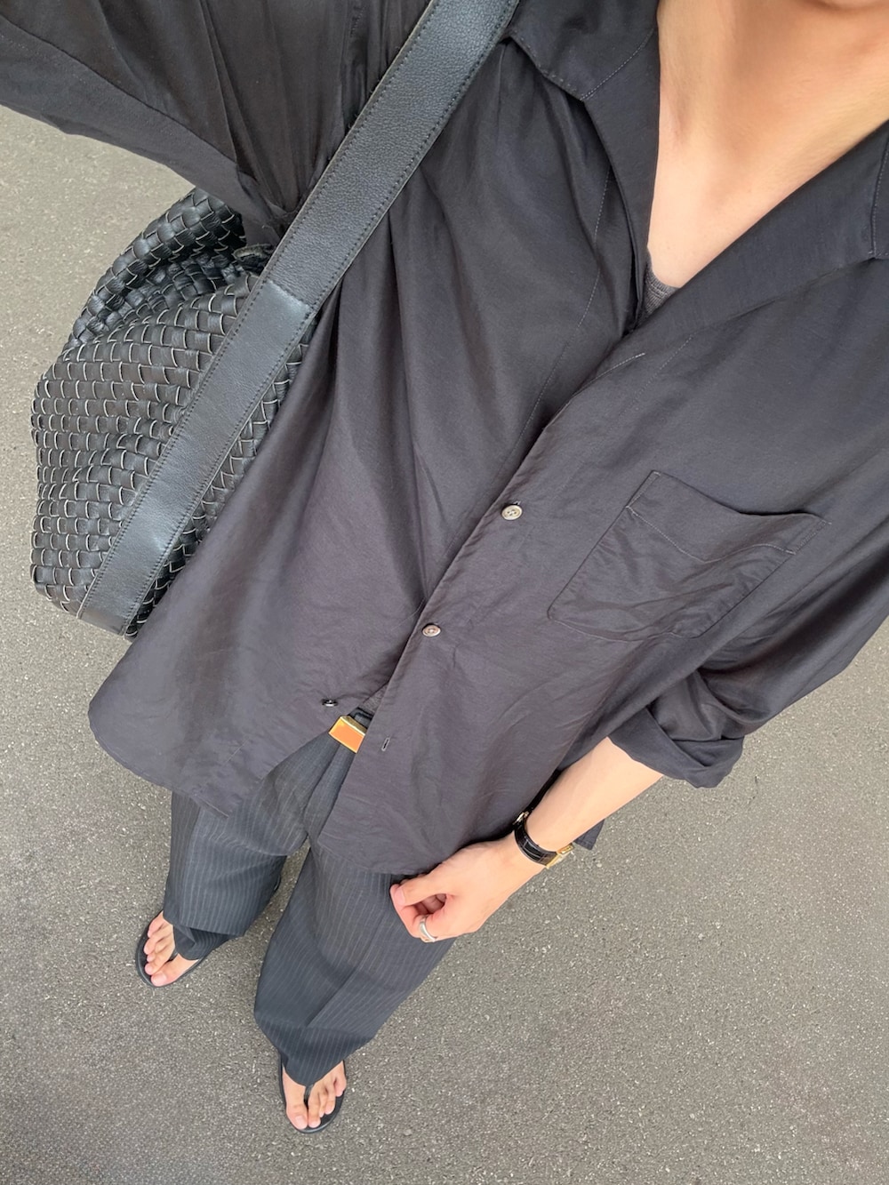 ブラック系のシャツ/ブラウス、ブラック系のスラックス、ブラック系のショルダーバッグを着用したメンズの夏コーディネートの2枚目の写真