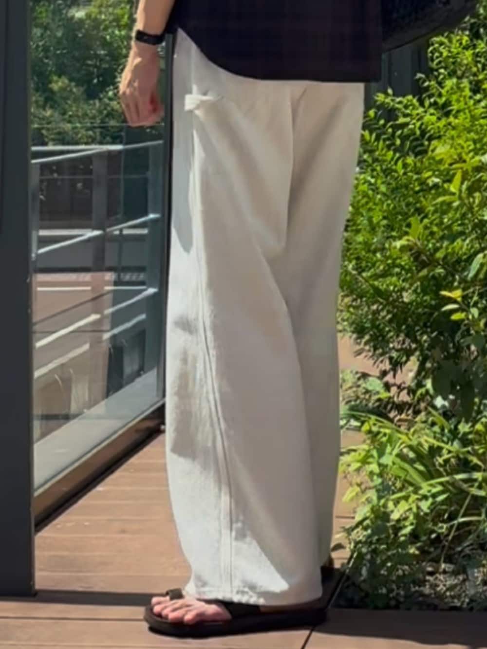 ブラウン系のシャツ/ブラウス、グレー系のタンクトップ、ホワイト系のその他パンツを着用したメンズの夏コーディネートの4枚目の写真
