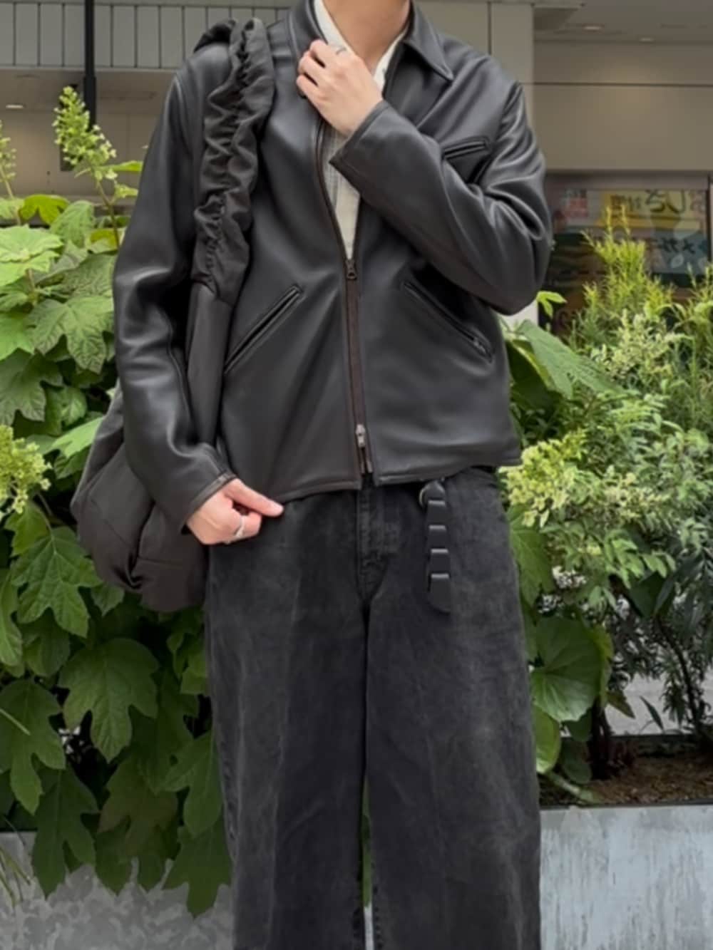 「レイヤードスタイル、韓国ファッション、ワイドパンツ、バギーパンツ、Aライン、短丈、レザージャケット、きれいめカジュアル、LIDnM、LIDNM、おしゃれさんと繋がりたい、オトナカジュアル、春コーデ、白シャツ、デニム」｜「LIDNMのVINTAGE WASHED LEATHER ZIP（ブルゾン、ブラウン系）」を使った、ひらひらさん（メンズ・180cm）の春コーディネートの4枚目の写真