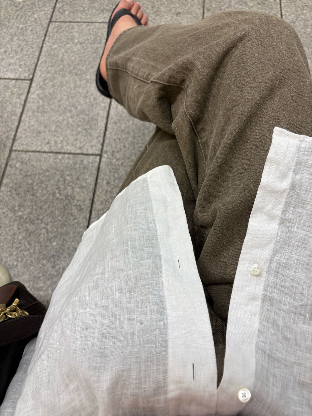 ホワイト系のシャツ/ブラウス、ブラック系のサンダル、ブラウン系のタンクトップを着用したメンズの夏コーディネートの2枚目の写真