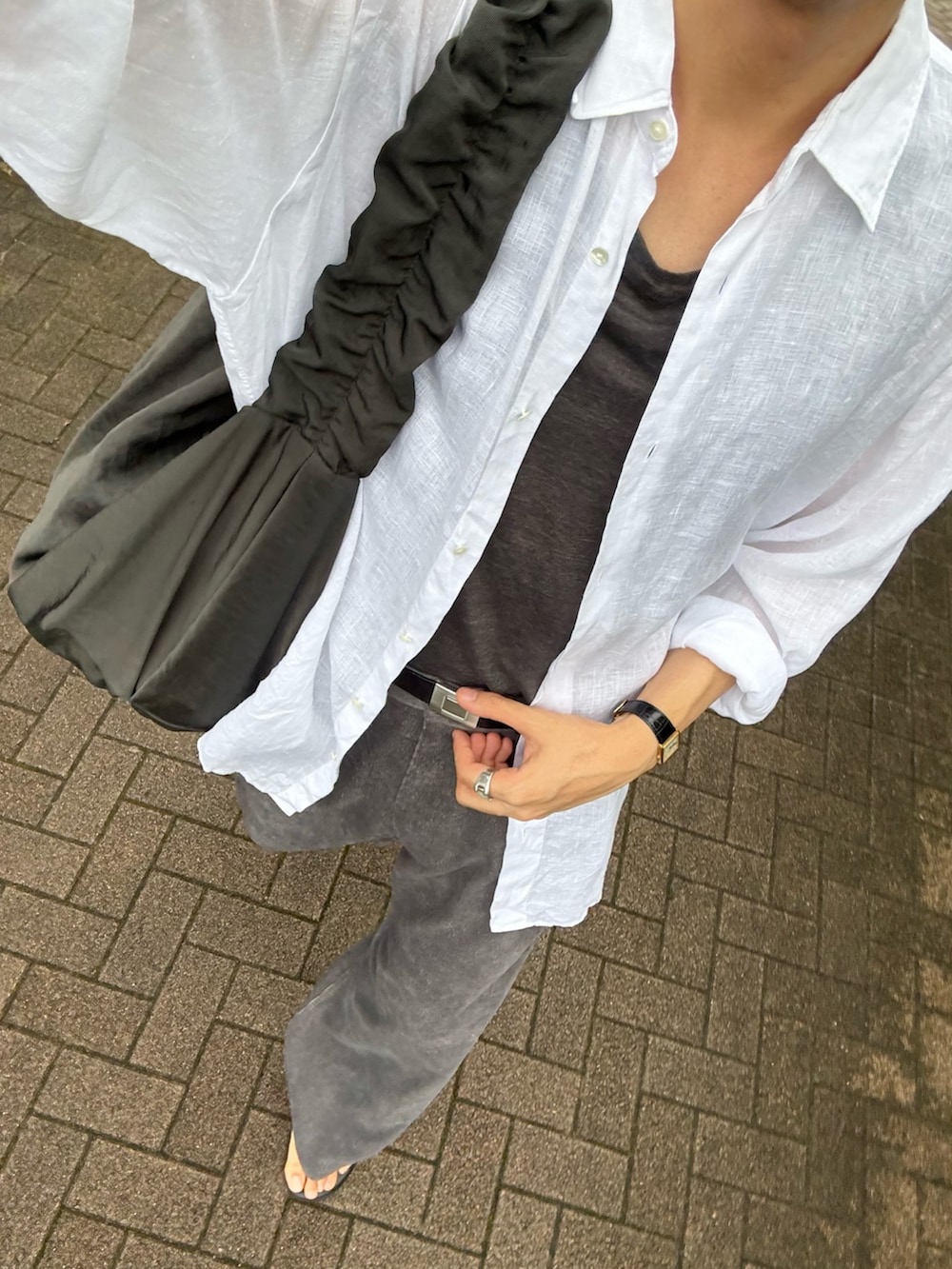 ホワイト系のシャツ/ブラウス、グレー系のタンクトップ、グレー系のその他パンツを着用したメンズの夏コーディネートの2枚目の写真