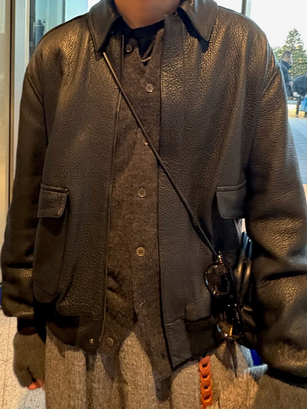 「春色、メガネ男子、今日のコーデ、LIDnM、LIDNM、レザージャケット、ニットカーディガン、ショート丈、バギーパンツ、レイヤードスタイル、キレイめ、きれいめカジュアル、おしゃれさんと繋がりたい、シンプルコーデ、春服」｜「LIDNMのA2 Ver.2 JACKET（ブルゾン、ブラック系）」を使った、ひらひらさん（メンズ・180cm）の冬コーディネートの5枚目の写真